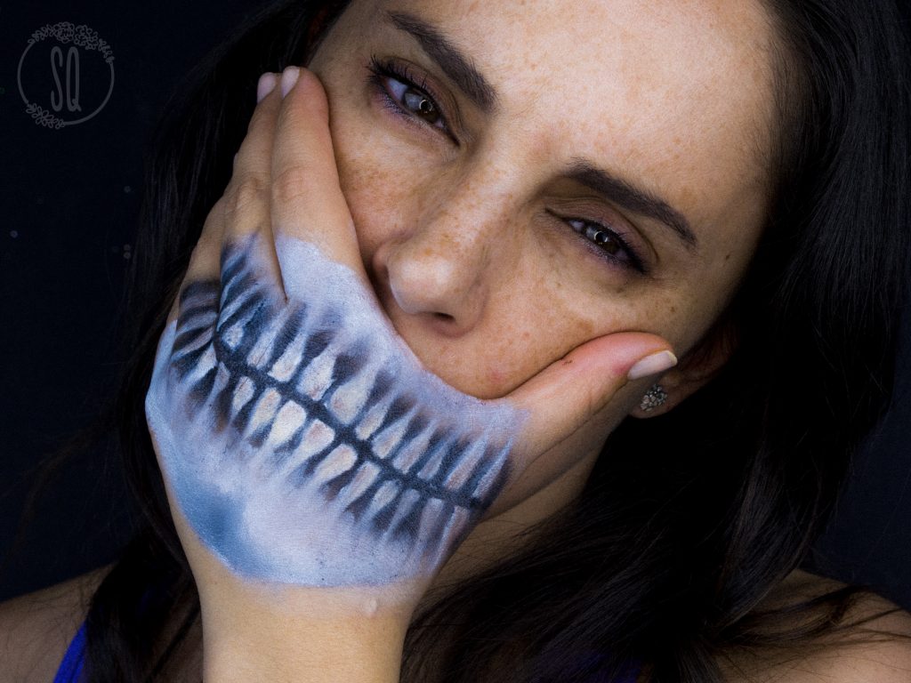 Efecto mano esqueleto, maquillaje de Halloween