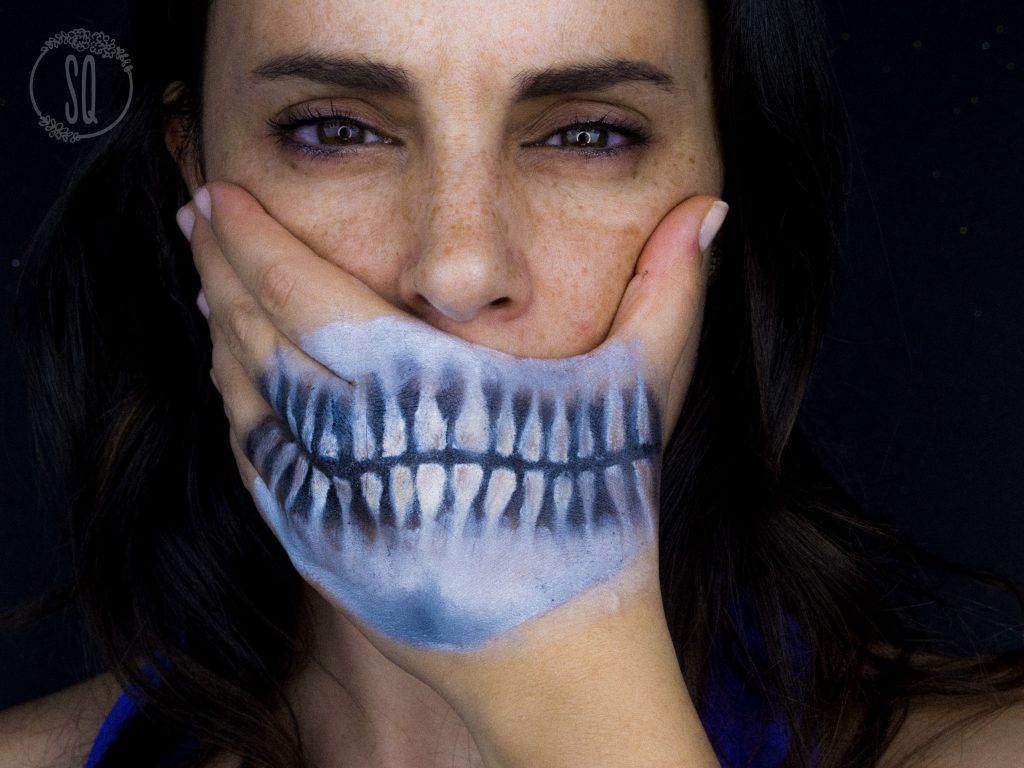 Efecto mano esqueleto, maquillaje de Halloween