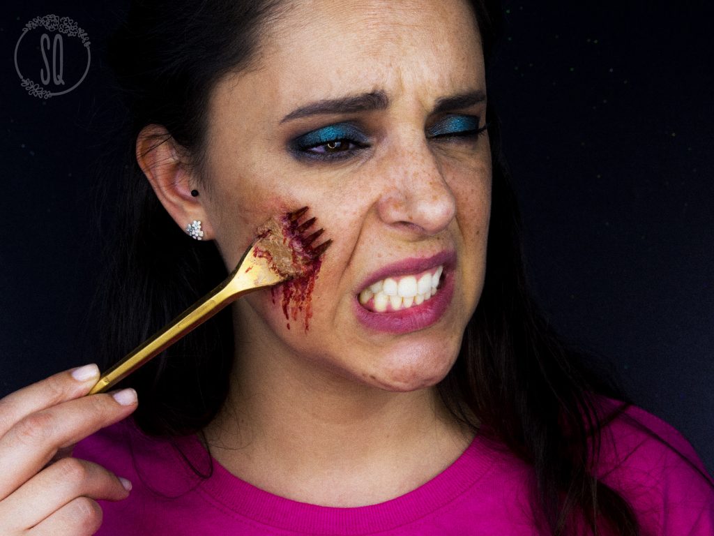Efecto tenedor clavado en la cara, maquillaje Halloween