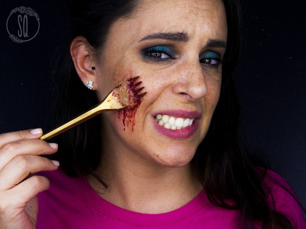 Efecto tenedor clavado en la cara, maquillaje Halloween
